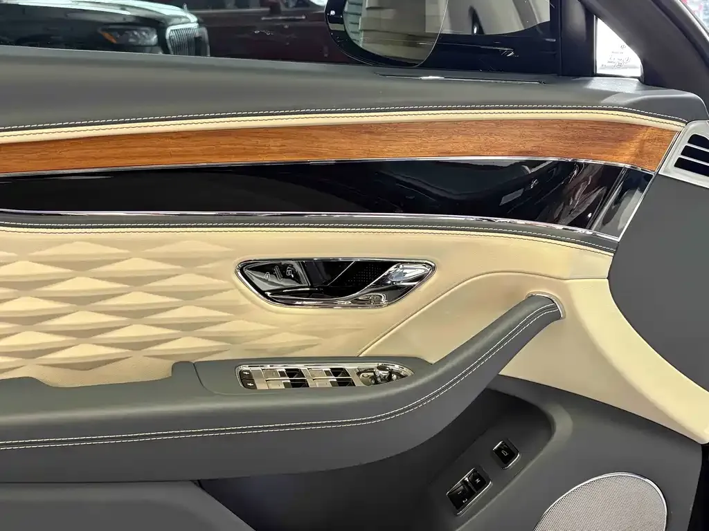 Bentley Flying Spur — фото 3