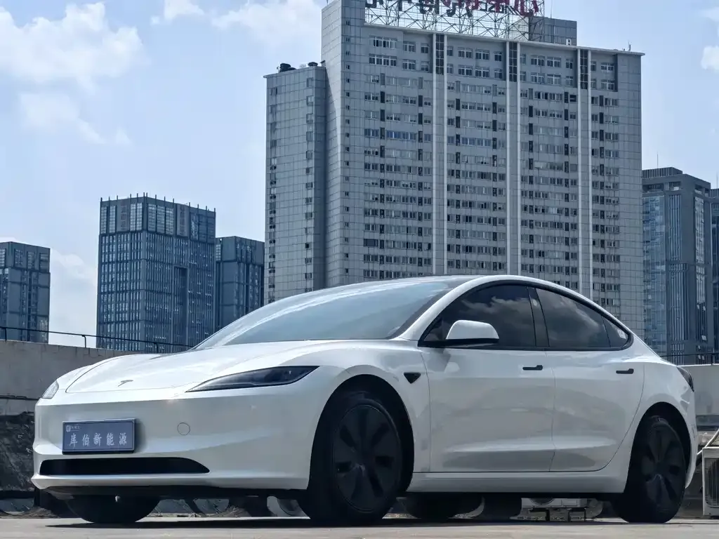 Tesla Model 3 — фото 1