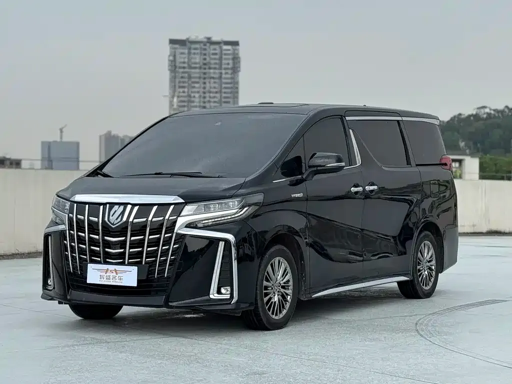 Toyota Alphard — фото 1