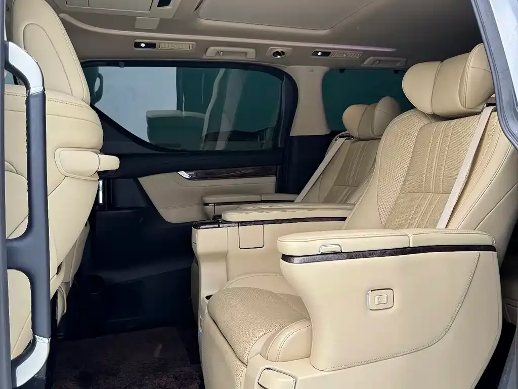 Toyota Alphard — фото 7