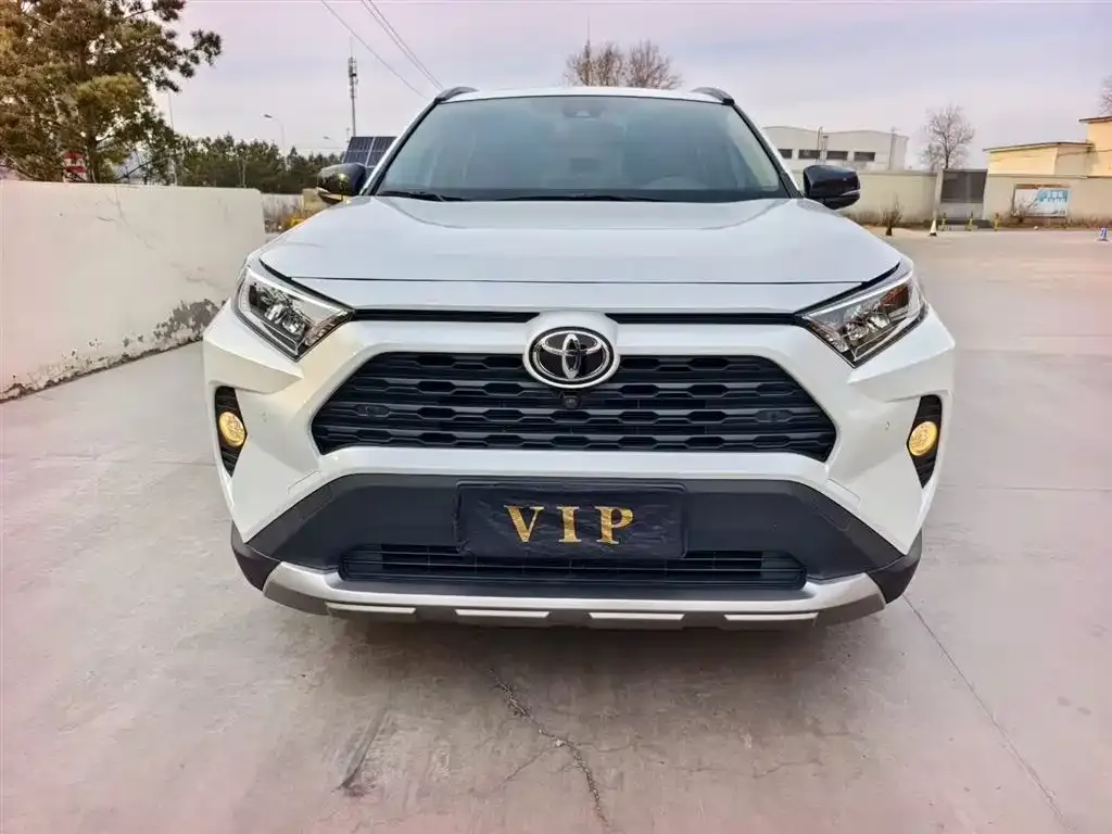 Toyota RAV4 — фото 1
