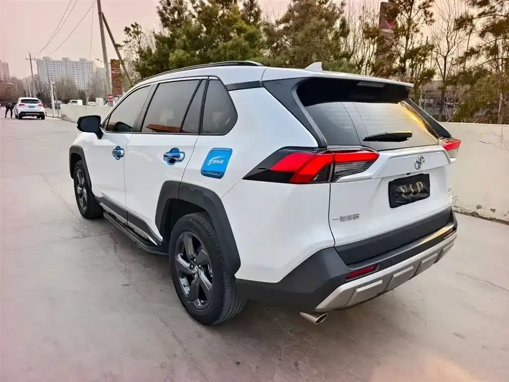 Toyota RAV4 — фото 8