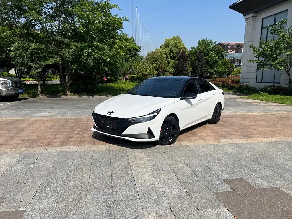 Hyundai Elantra — фото 1