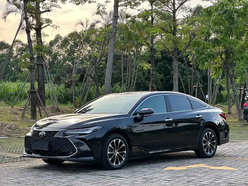 Toyota Avalon — фото 1