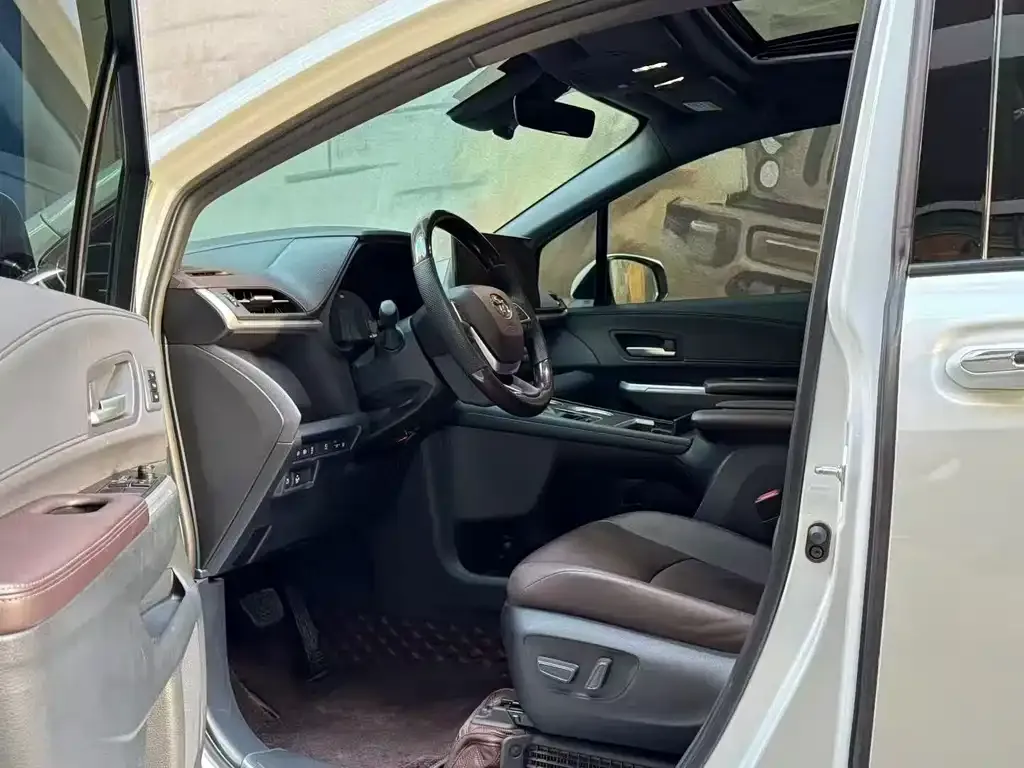 Toyota Granvia — фото 7