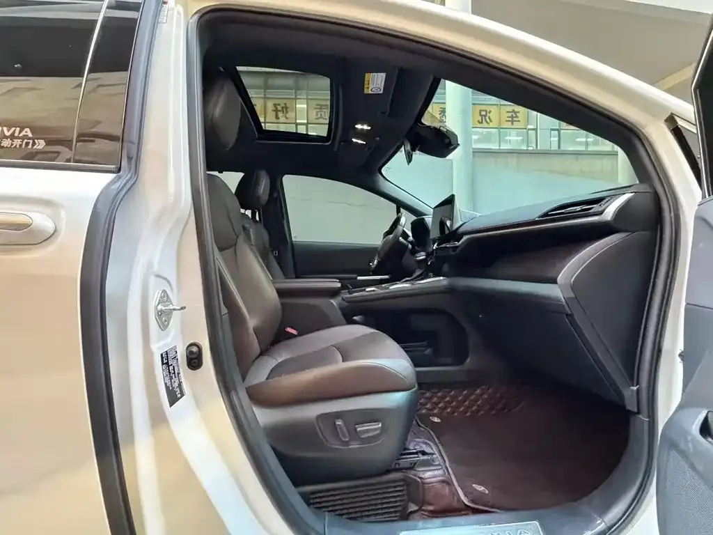 Toyota Granvia — фото 8