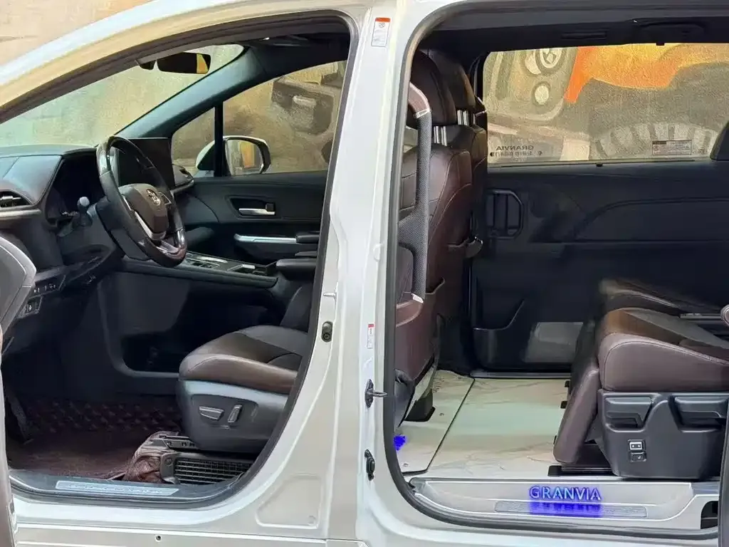 Toyota Granvia — фото 4