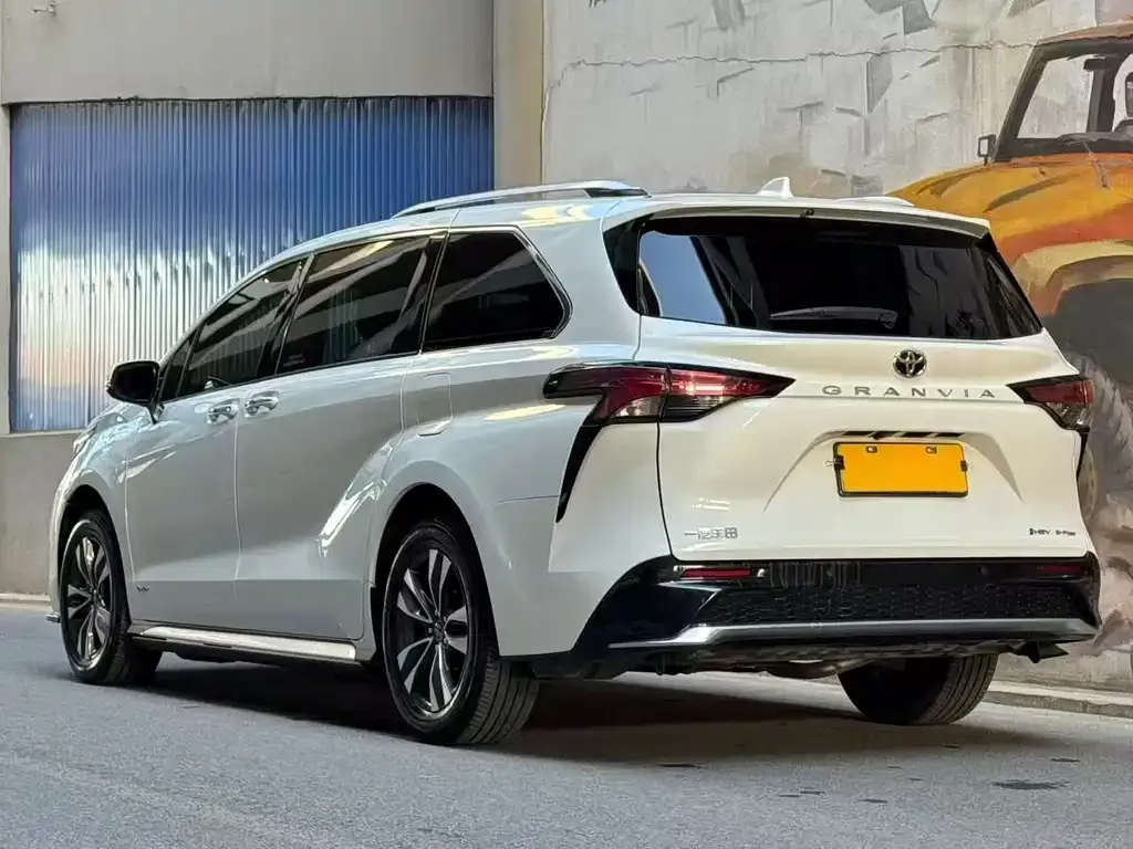 Toyota Granvia — фото 5
