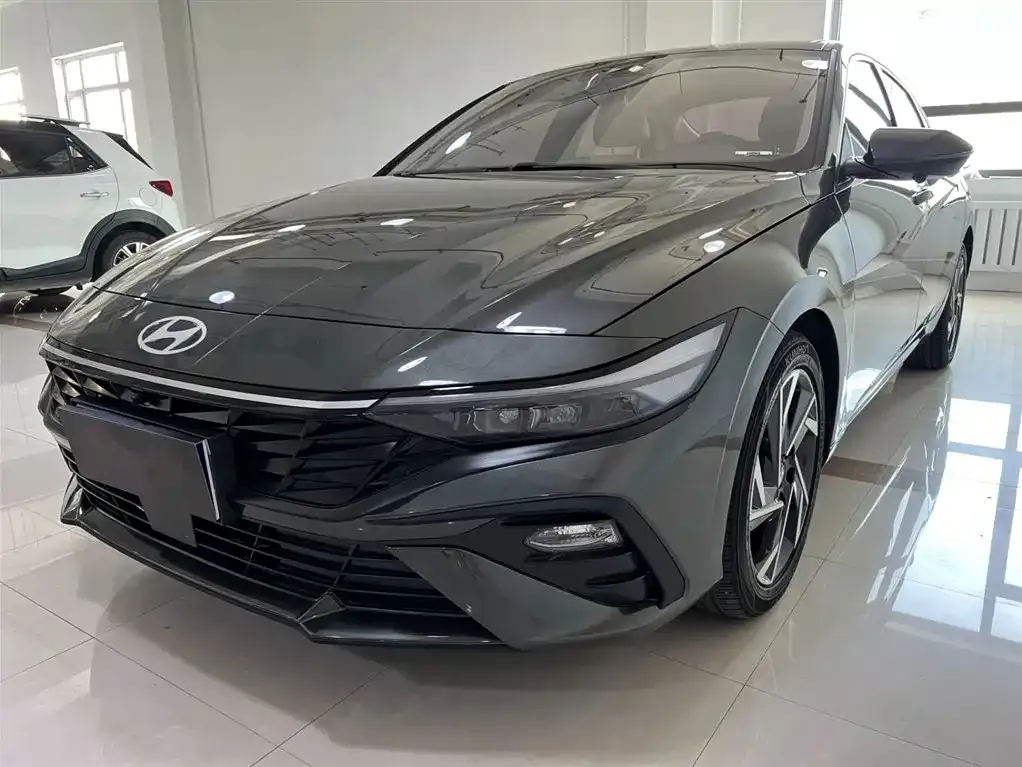 Hyundai Elantra — фото 1