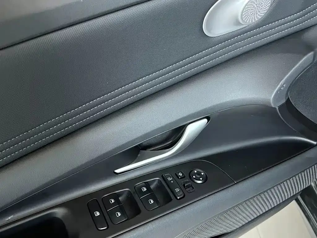 Hyundai Elantra — фото 7