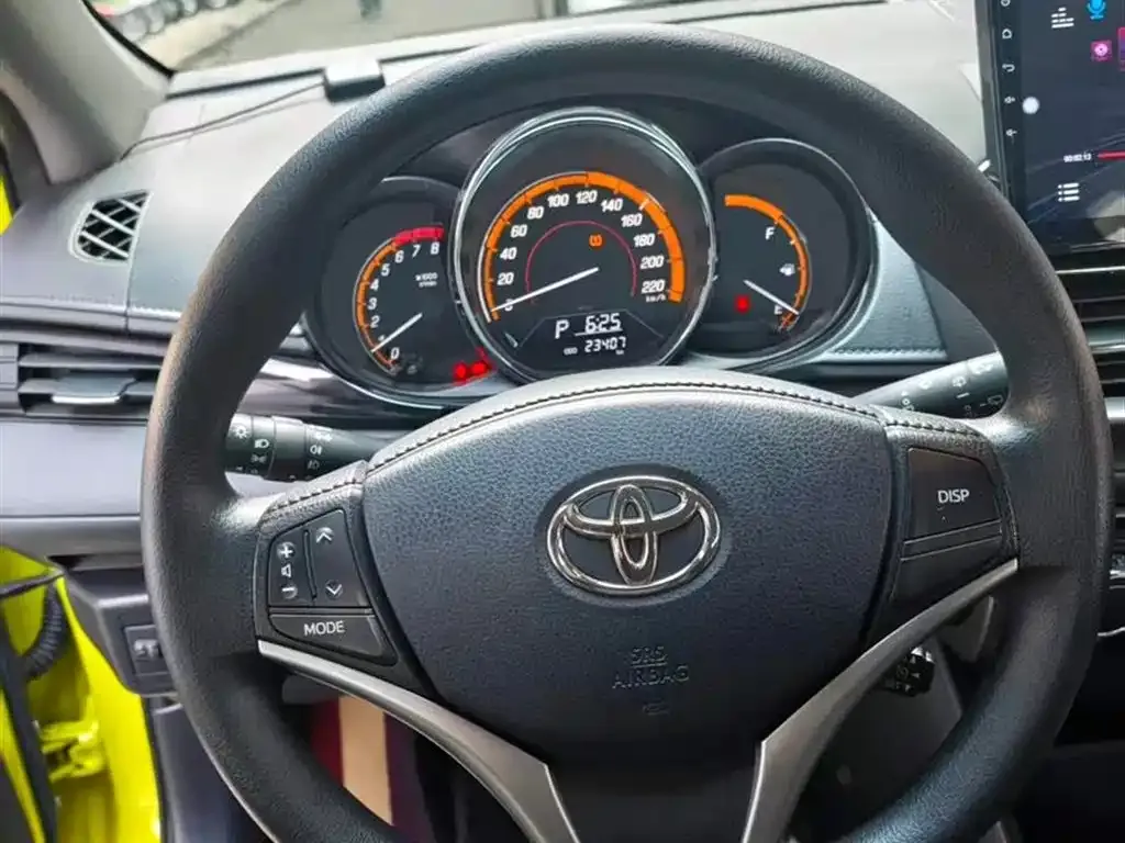 Toyota Yaris L — фото 2