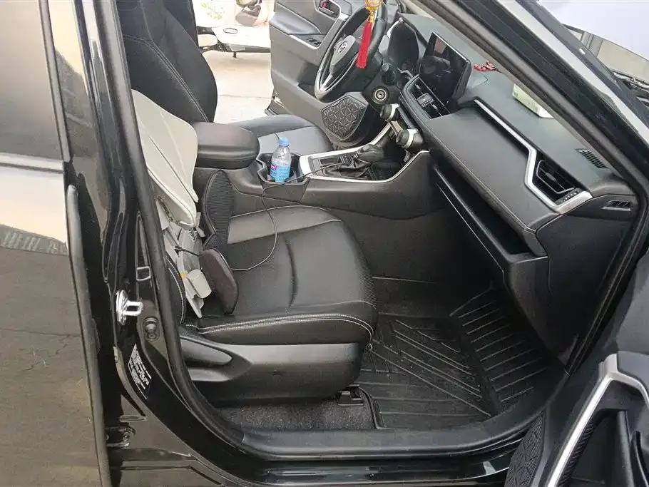 Toyota RAV4 — фото 6