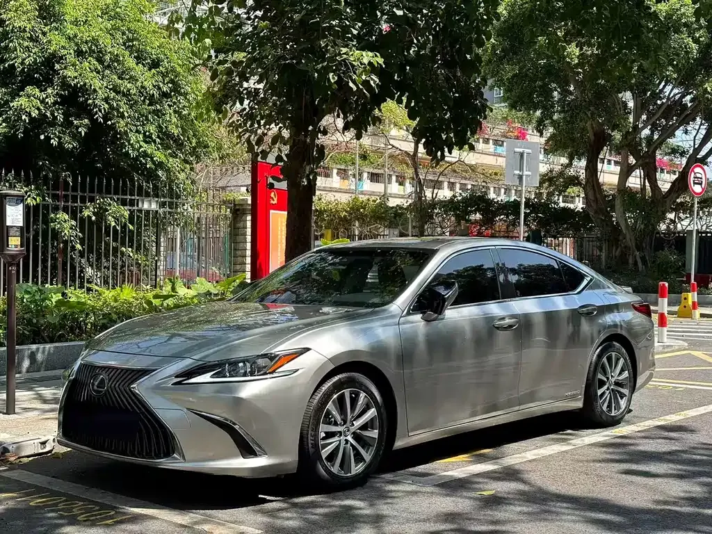 Lexus ES — фото 1