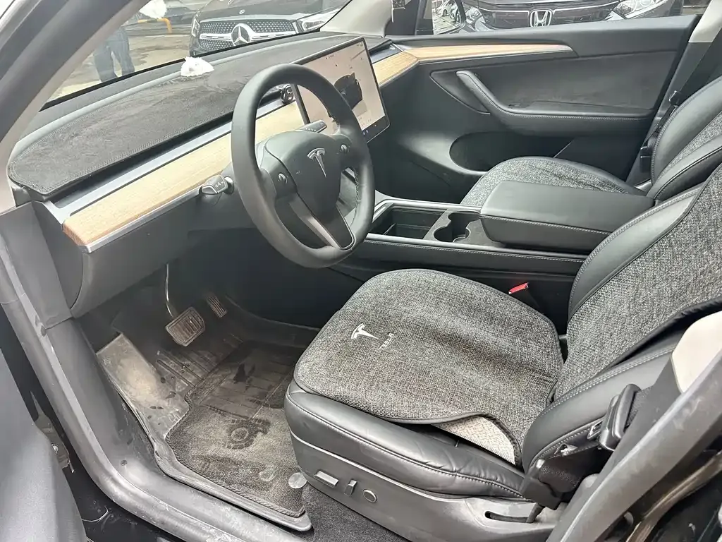 Tesla Model Y — фото 8