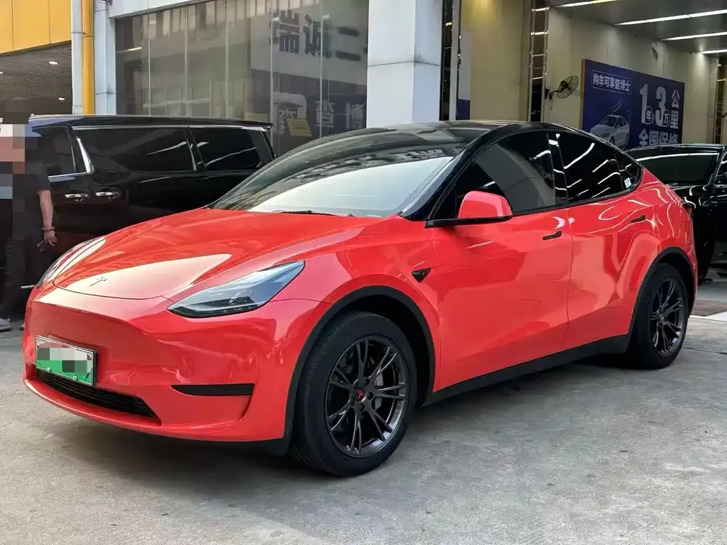 Tesla Model Y — фото 1