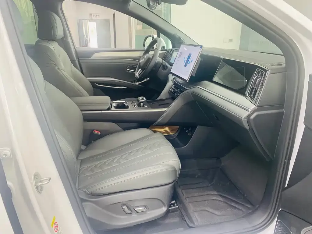 BYD L DM-i — фото 6