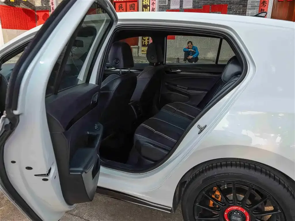 Volkswagen Golf 2023 из CN, фото 3