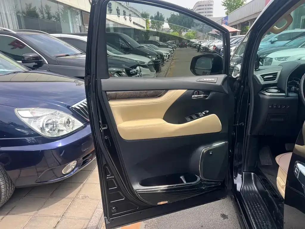 Toyota Vellfire — фото 6