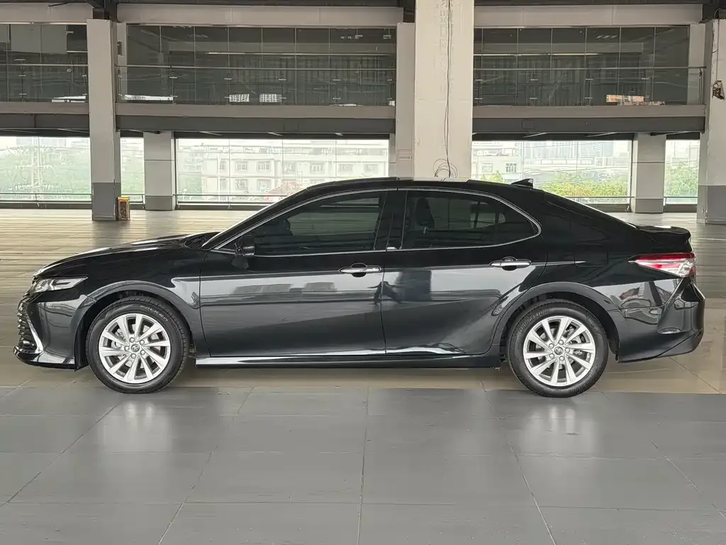 Toyota Camry — фото 9