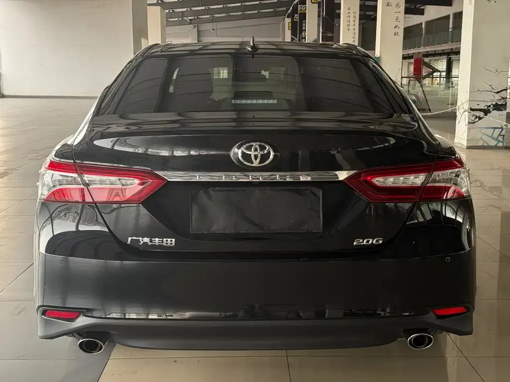 Toyota Camry — фото 2
