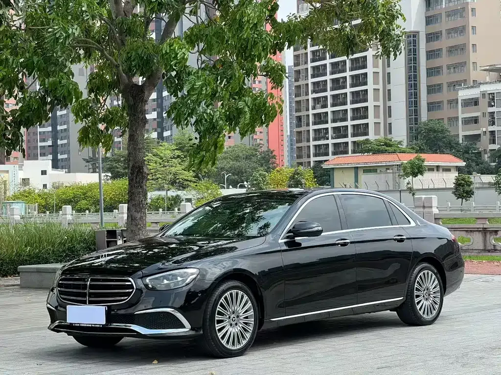 Mercedes-Benz E-Class — фото 1