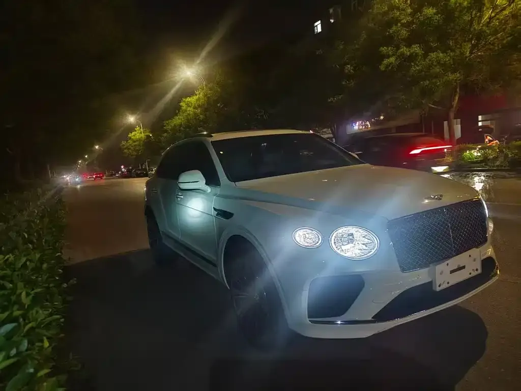 Bentley Bentayga 2023 из CN, фото 5