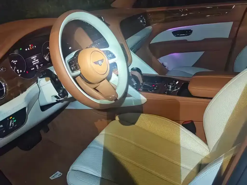 Bentley Bentayga 2023 из CN, фото 7