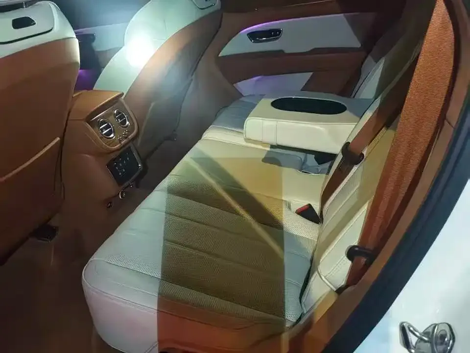 Bentley Bentayga 2023 из CN, фото 4