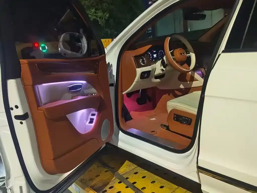 Bentley Bentayga 2023 из CN, фото 2
