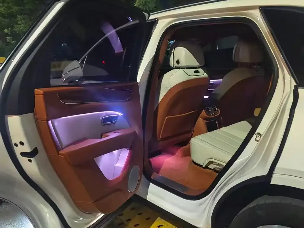 Bentley Bentayga 2023 из CN, фото 9