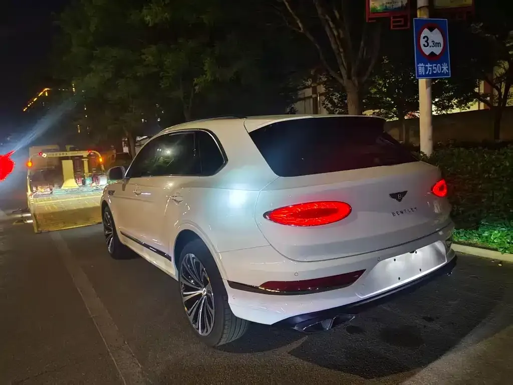 Bentley Bentayga 2023 из CN, фото 8