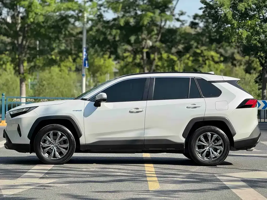 Toyota RAV4 — фото 7