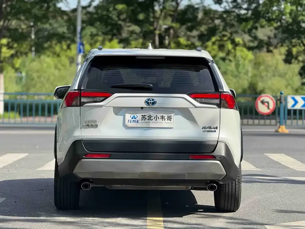 Toyota RAV4 — фото 8