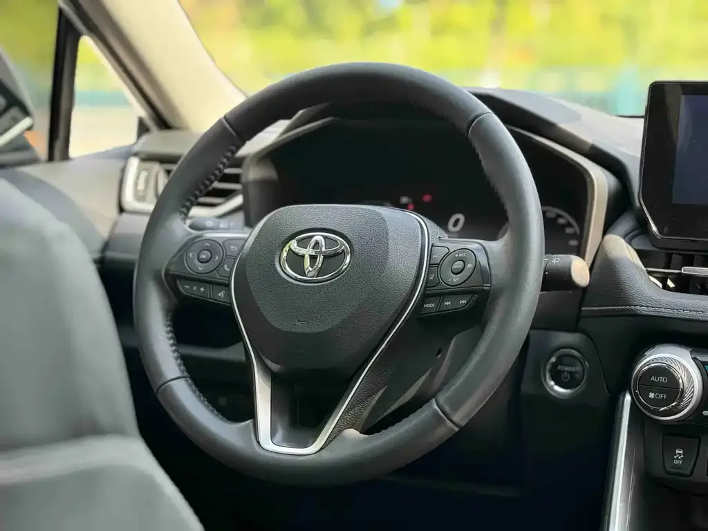 Toyota RAV4 — фото 2
