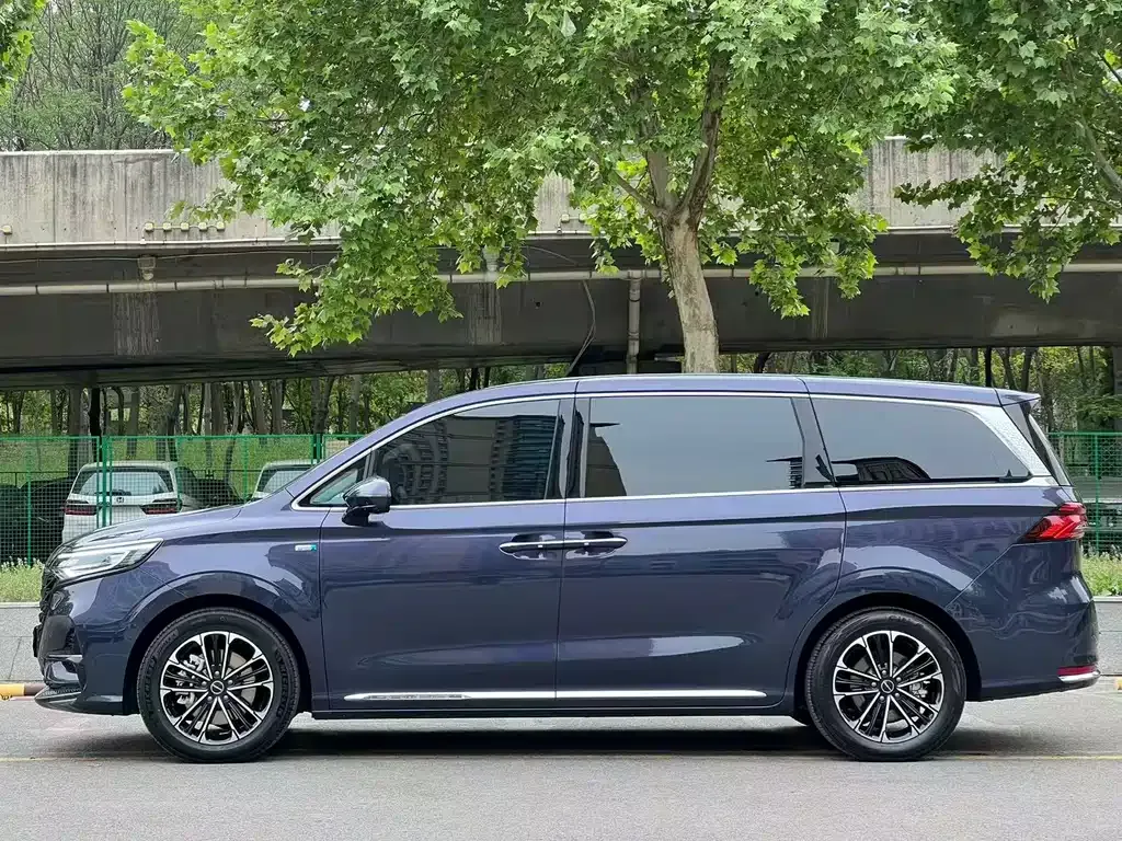 Roewe iMAX8 — фото 9