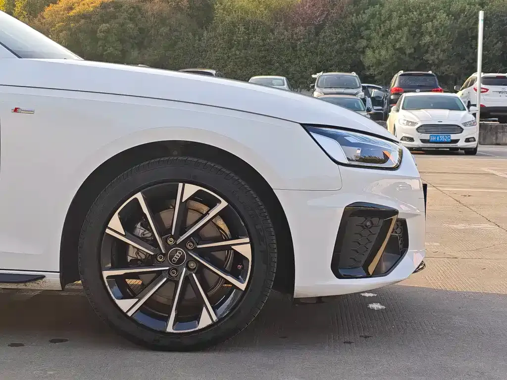 Audi A4L 2023 из CN, фото 3