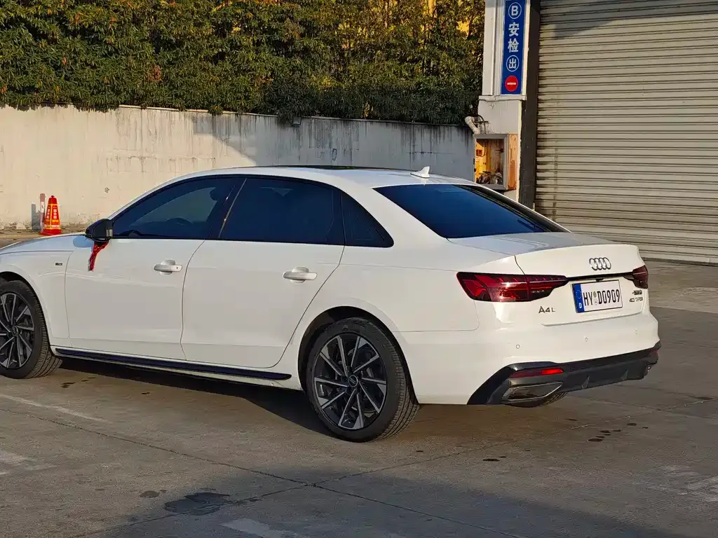 Audi A4L 2023 из CN, фото 4