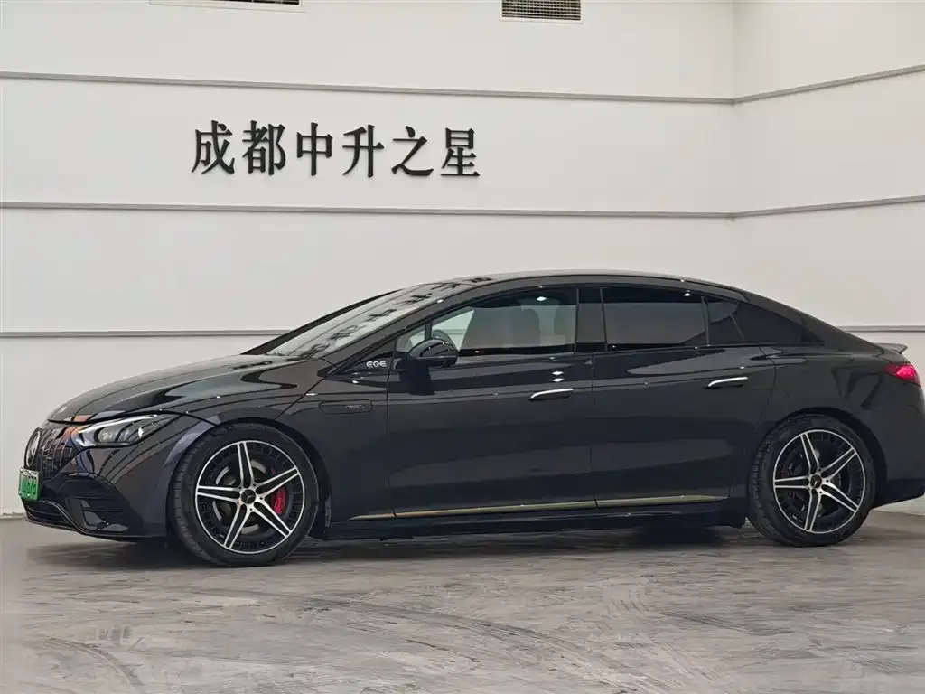 Mercedes-Benz EQE AMG — фото 10