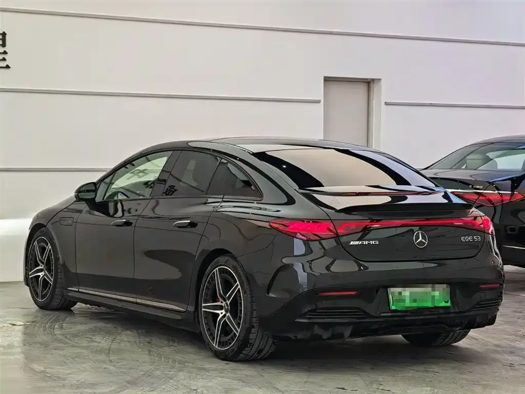 Mercedes-Benz EQE AMG — фото 9