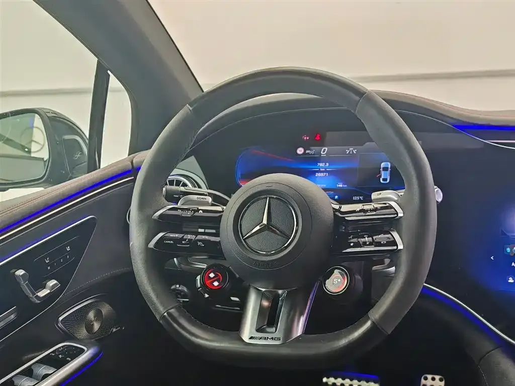 Mercedes-Benz EQE AMG — фото 8