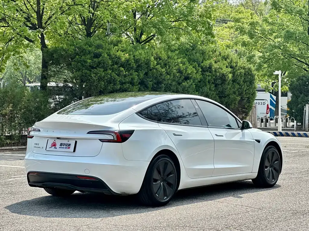 Tesla Model 3 — фото 8
