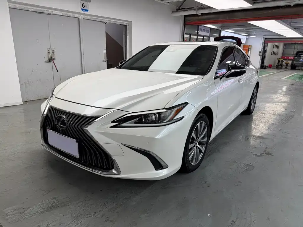 Lexus ES — фото 1