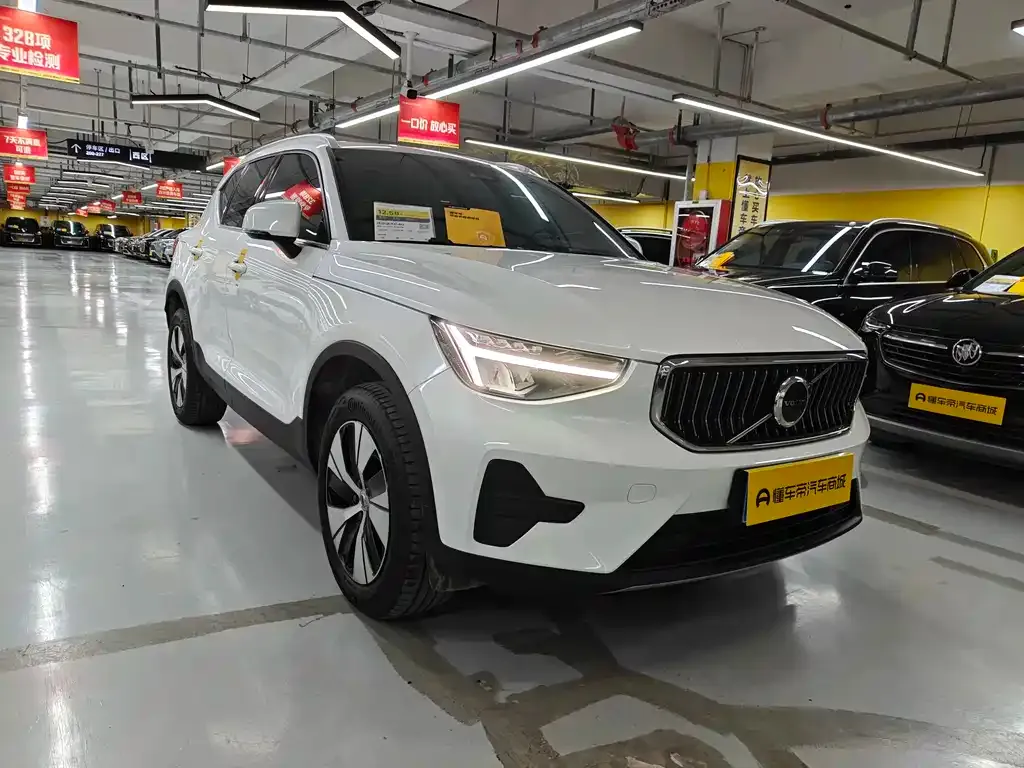 Volvo XC40 — фото 1