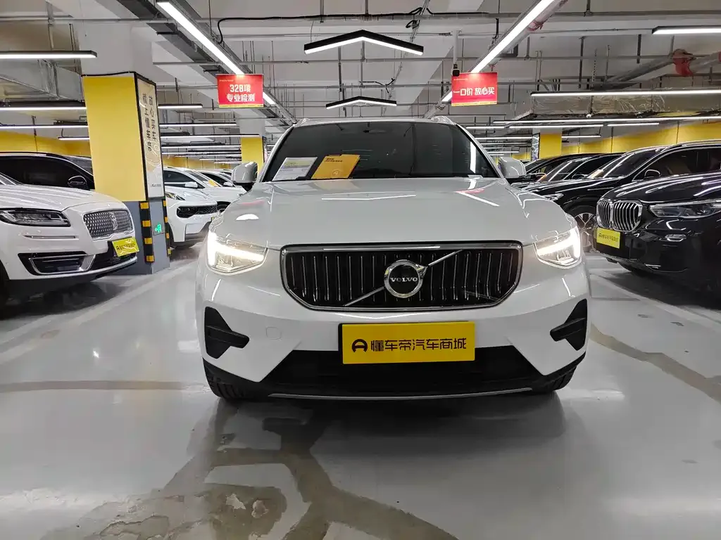 Volvo XC40 — фото 8