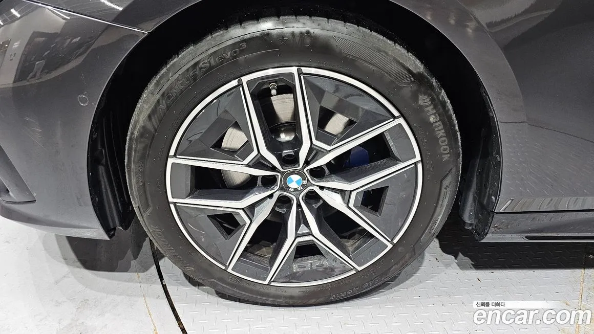 BMW 5-Series 2025 из KR, фото 9