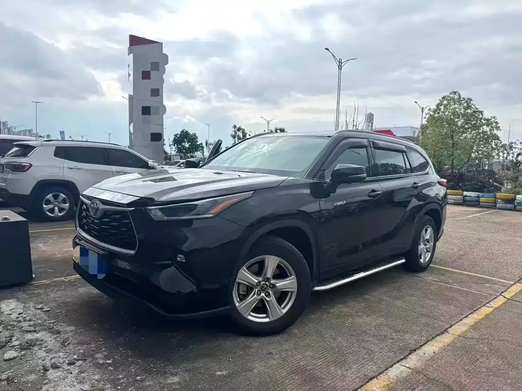 Toyota Highlander — фото 1