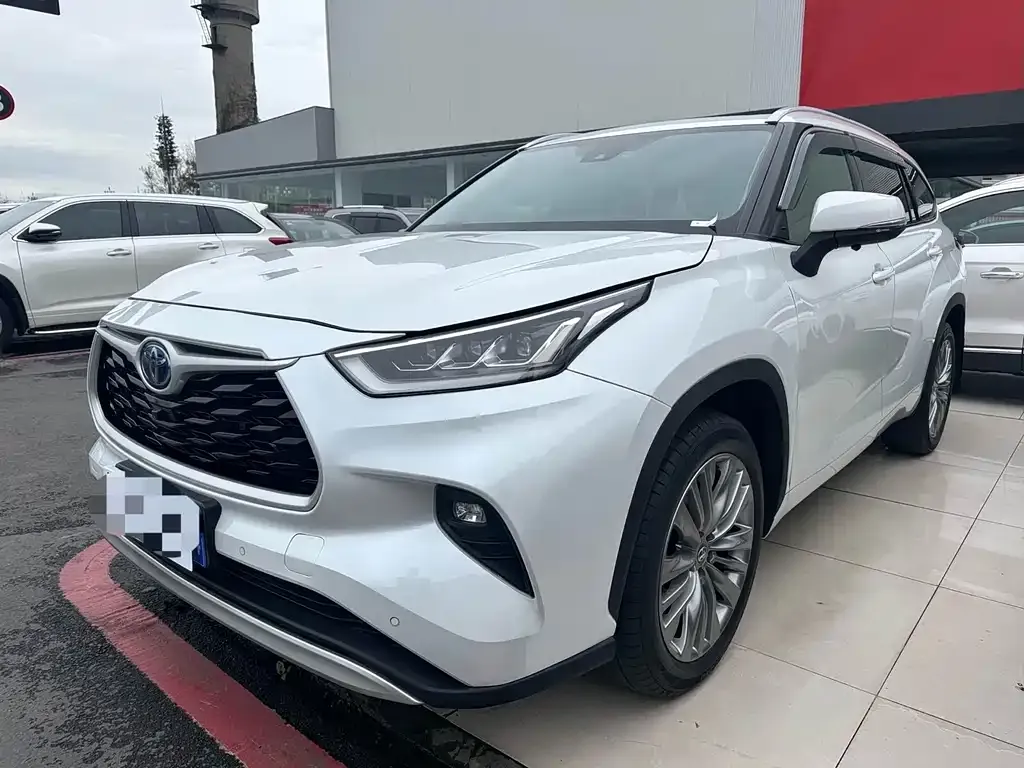 Toyota Highlander — фото 1