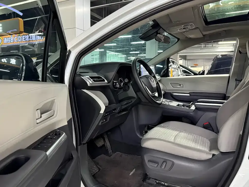 Toyota Sienna — фото 2