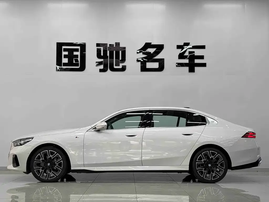 BMW 5 Series 2025 из CN, фото 4