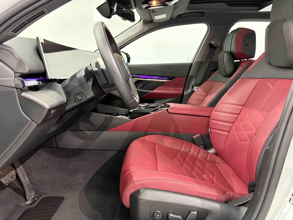 BMW 5 Series 2025 из CN, фото 7